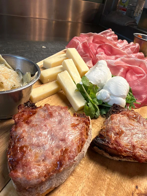 Dettaglio del tagliere classico originale di Putea