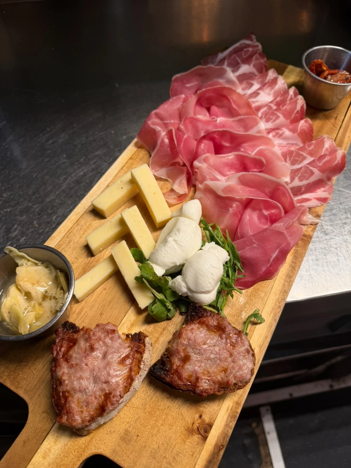 Tagliere classico di Putea con salumi, formaggi, nodini di mozzarella e crostoni